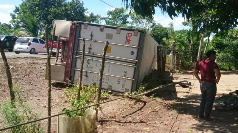 Accidente de transito tipo volcamiento en la aldea Quebrada de Arena
