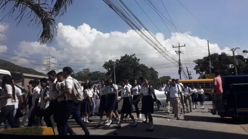 VIDEO: Estudiantes de colegios sampedranos protestan por los precios del pasaje