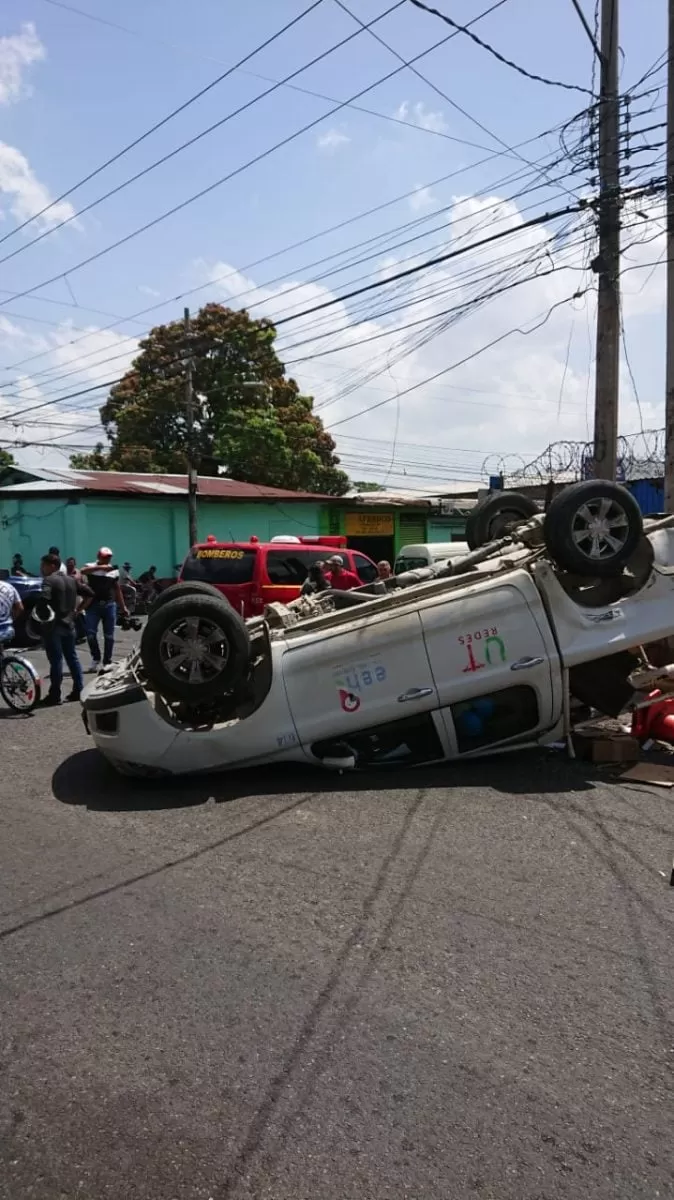 Vehículo de la EEH se accidenta en San Pedro Sula (Video)