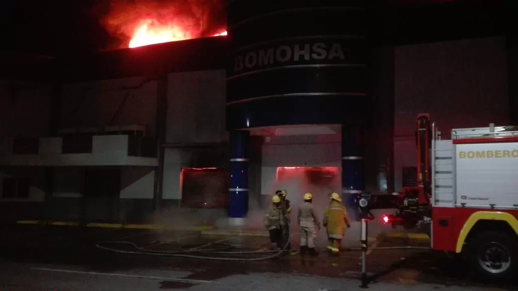 Voraz incendio consume la empresa Bomohsa en San Pedro Sula