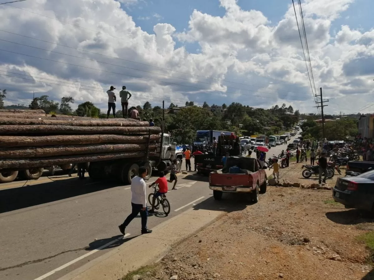 Carpinteros organizados de Campamento se tomaron la carretera en protesta