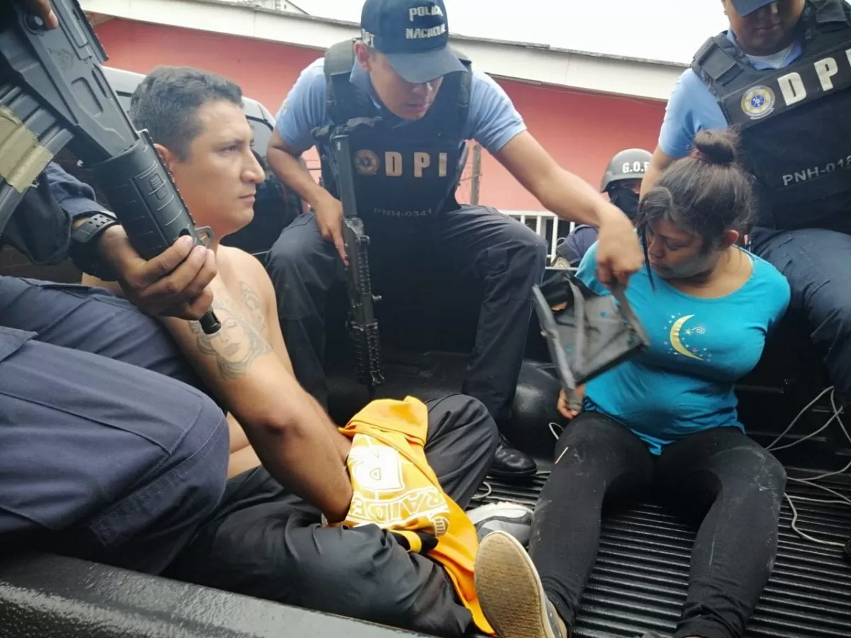 En Tegucigalpa capturan a supuesto pandillero de El Salvador y a su compañera de hogar (Video)