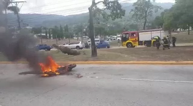 Motocicleta toma fuego en el Bulevar del Sur