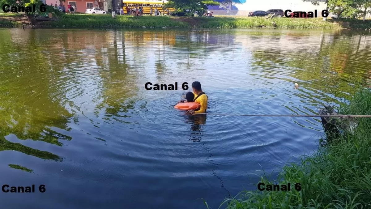 Rescatan a una persona en las aguas del estero en La Ceiba