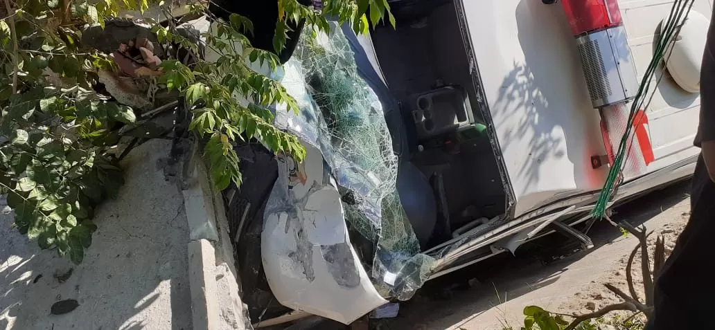 Ambulancia se accidenta en el sector de Aldea Bijao carretera hacia Puerto Cortes
