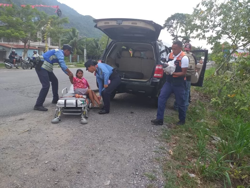 Policía Nacional brindó primeros auxilios a una ciudadana en labor de parto en Atlántida 