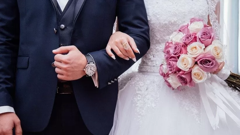 Un sacerdote declara por error 'marido y mujer' a los padrinos de la boda