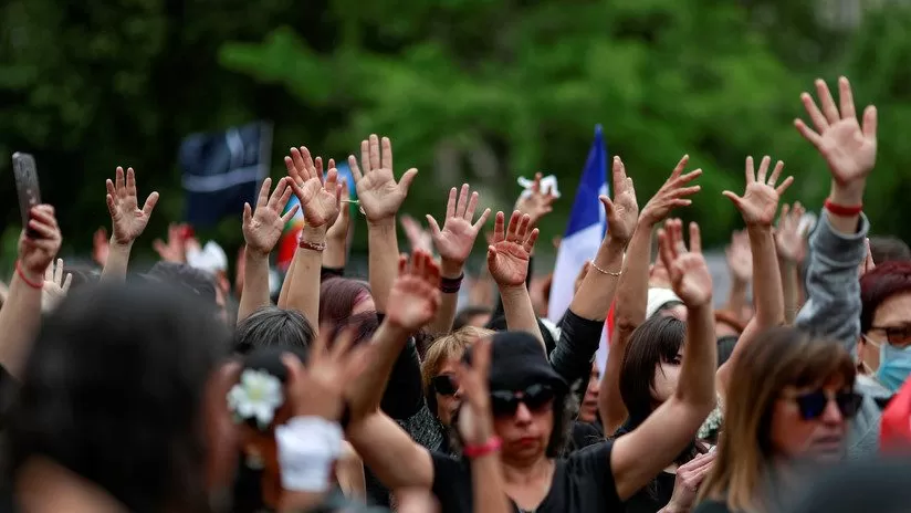 'Mujeres de luto' se movilizan en Chile para protestar por los muertos y heridos por la policía