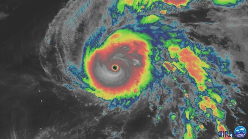 El tifón Halong se convierte en uno de los más potentes jamás observados por satélite, con vientos de 300 km/h