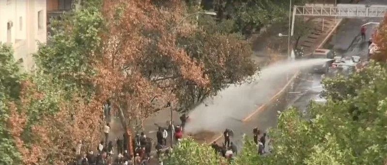 VIDEO: La Policía dispersa con cañones de agua una marcha en Santiago contra el Gobierno de Piñera