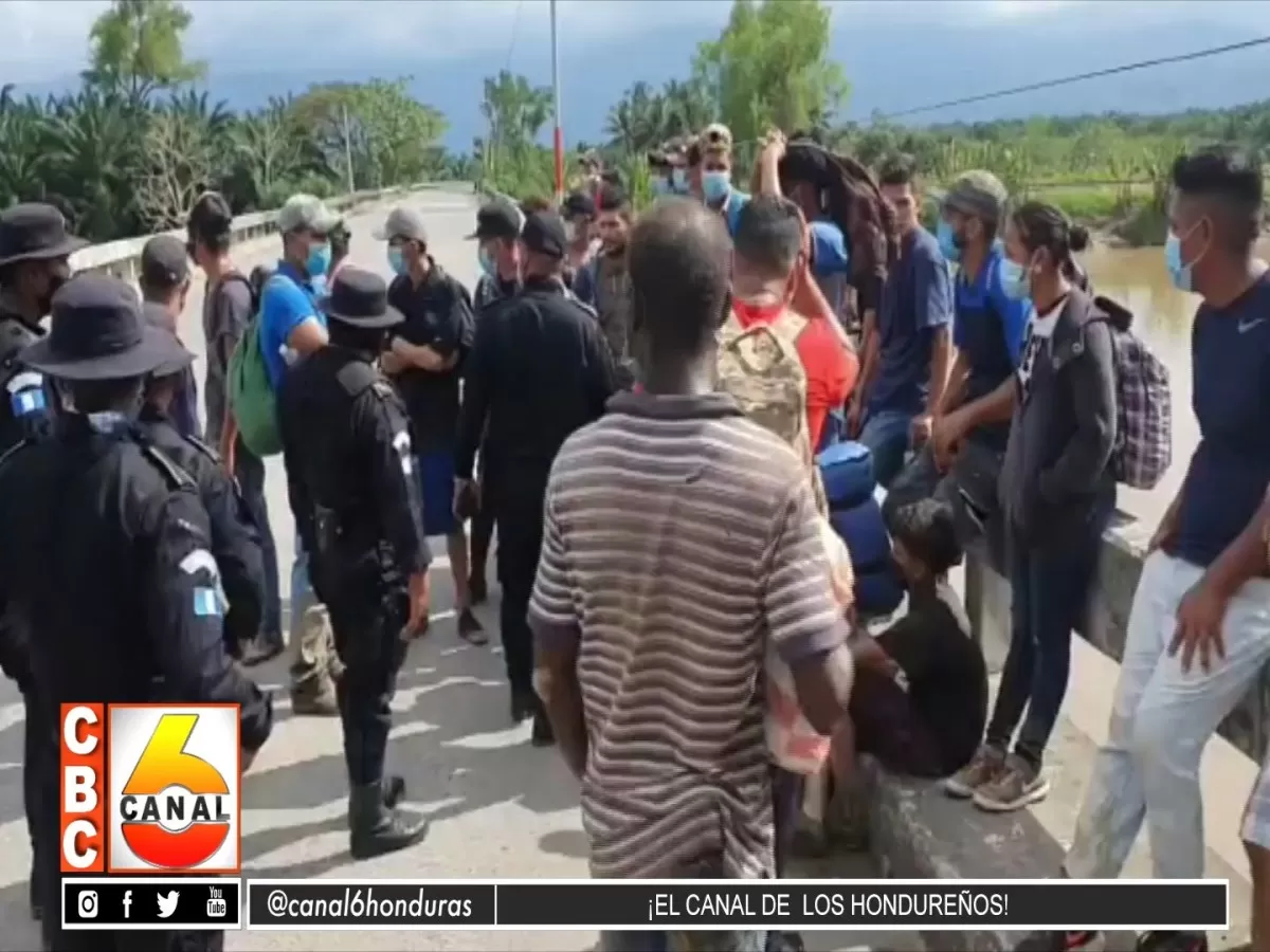 Hondureños migrantes llegan a frontera con Guatemala