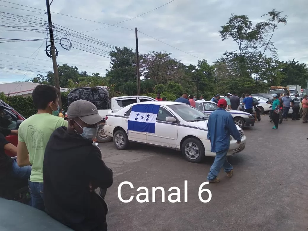 Pobladores protestan en la CA-13 salida de La Ceiba a Colón por las malas condiciones de las calles