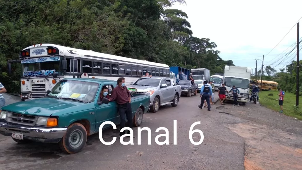 Pobladores protestan en la CA-13 salida de La Ceiba a Colón por las malas condiciones de las calles