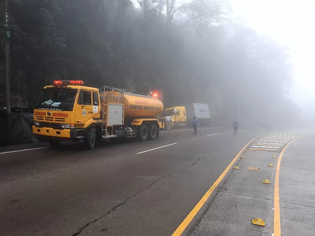 Daños materiales deja accidente vehicular en la CA-5, km-131