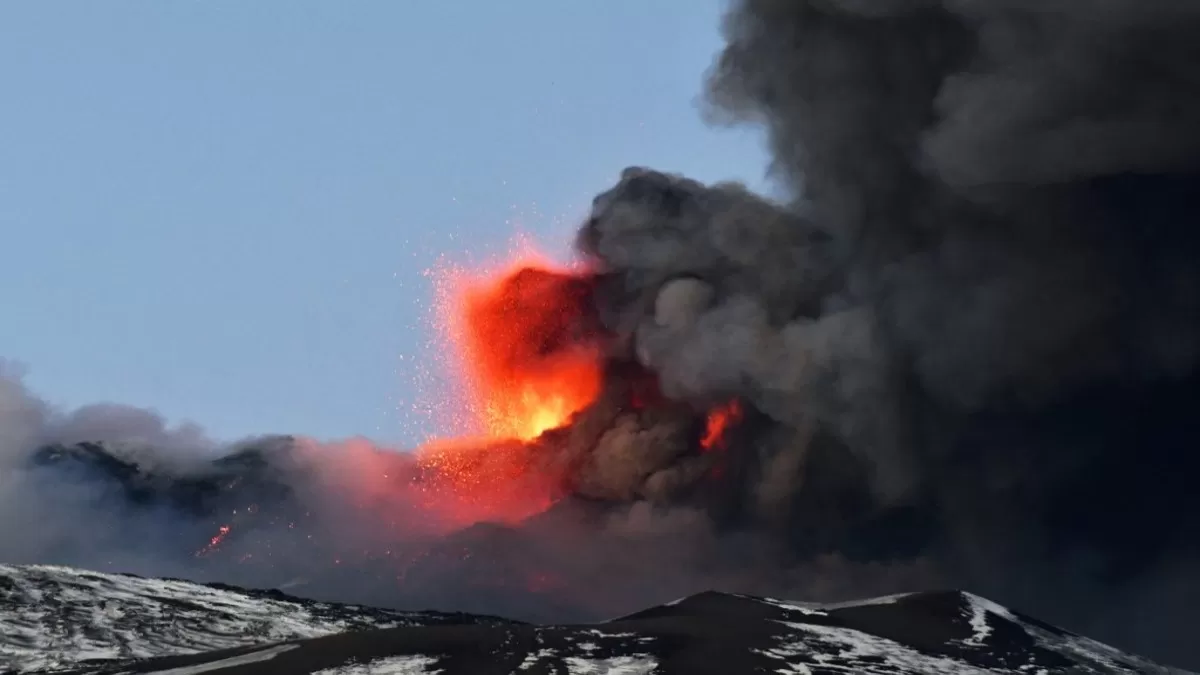 Erupción del volcán Etna en Italia provocó una lluvia de piedras
