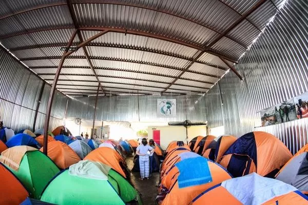 Inmigrantes que permanecen en un campamento de carpas cerca de la frontera entre Estados Unidos y México, serán beneficiados por la administración de Biden.