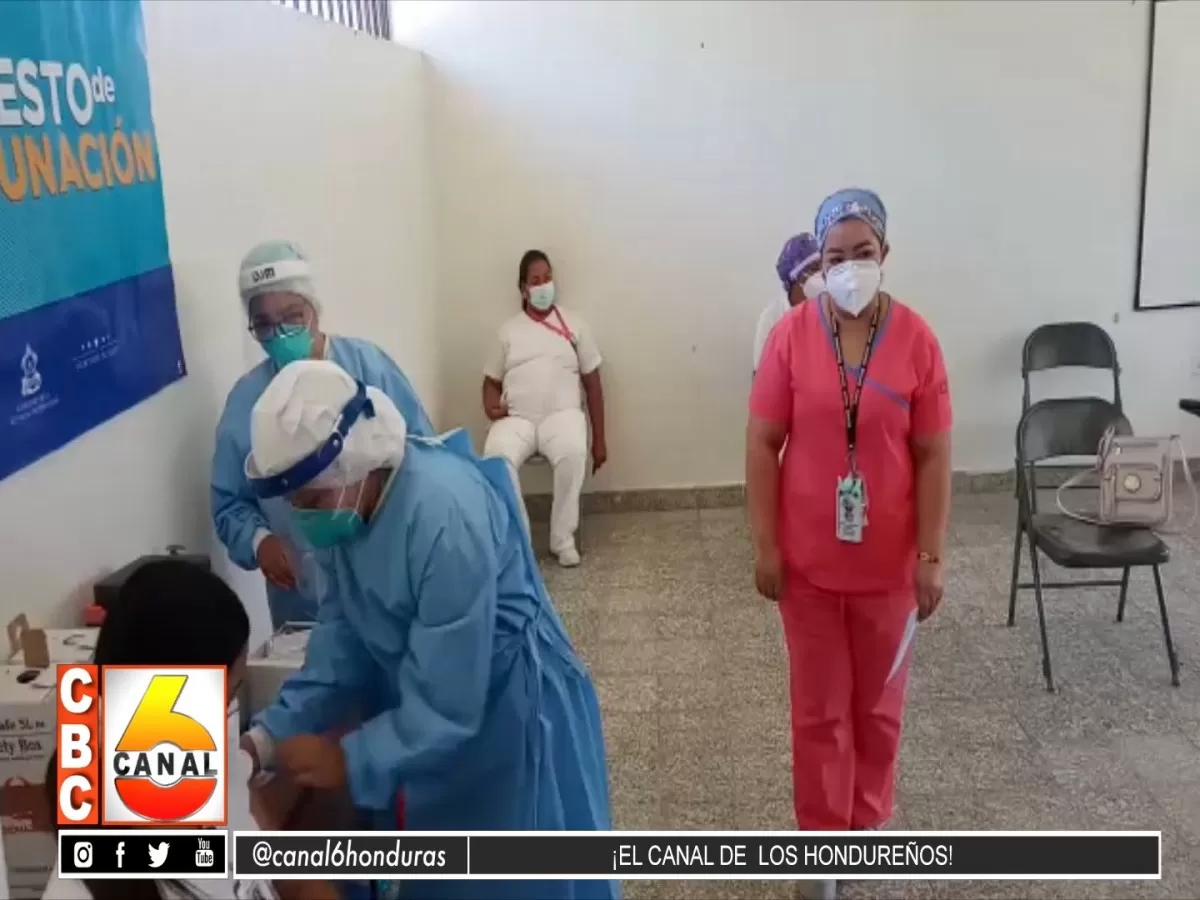 Aplican vacuna a personal de salud en La Paz