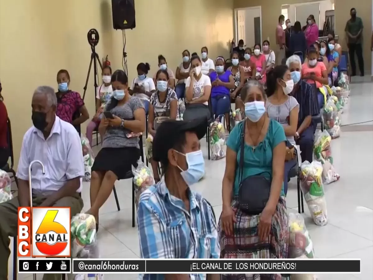 Presidente Hernández entrega bono de emergencia a pobladores de Tegucigalpita, Omoa