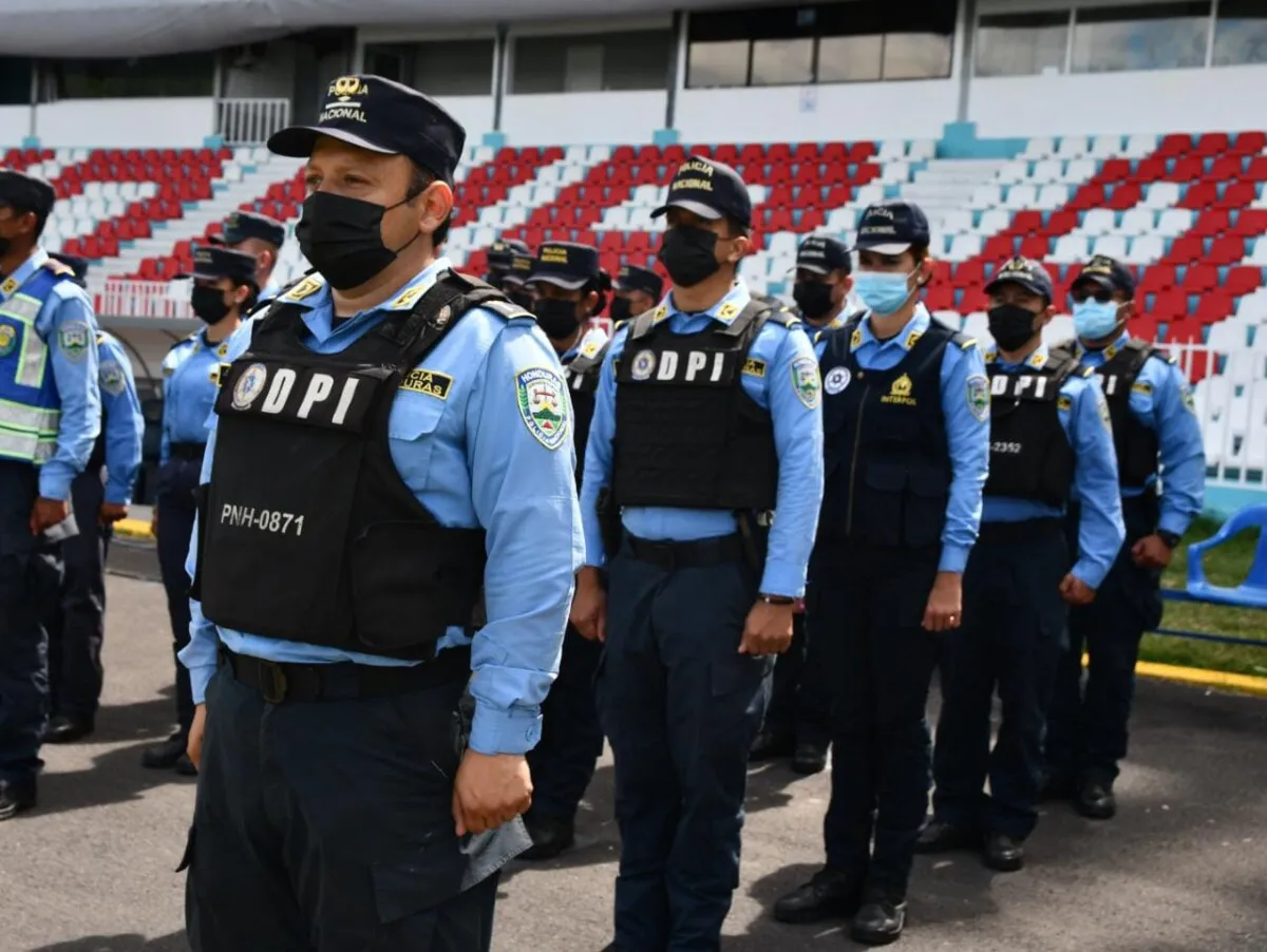 Listos los agentes de seguridad para el partido de fútbol entre los equipos de Lobos de la UPNFM y Honduras Del Progreso