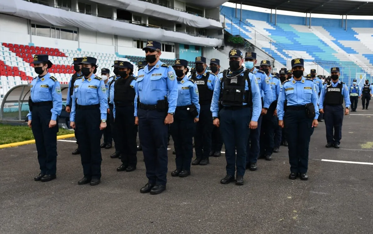 Listos los agentes de seguridad para el partido de fútbol entre los equipos de Lobos de la UPNFM y Honduras Del Progreso
