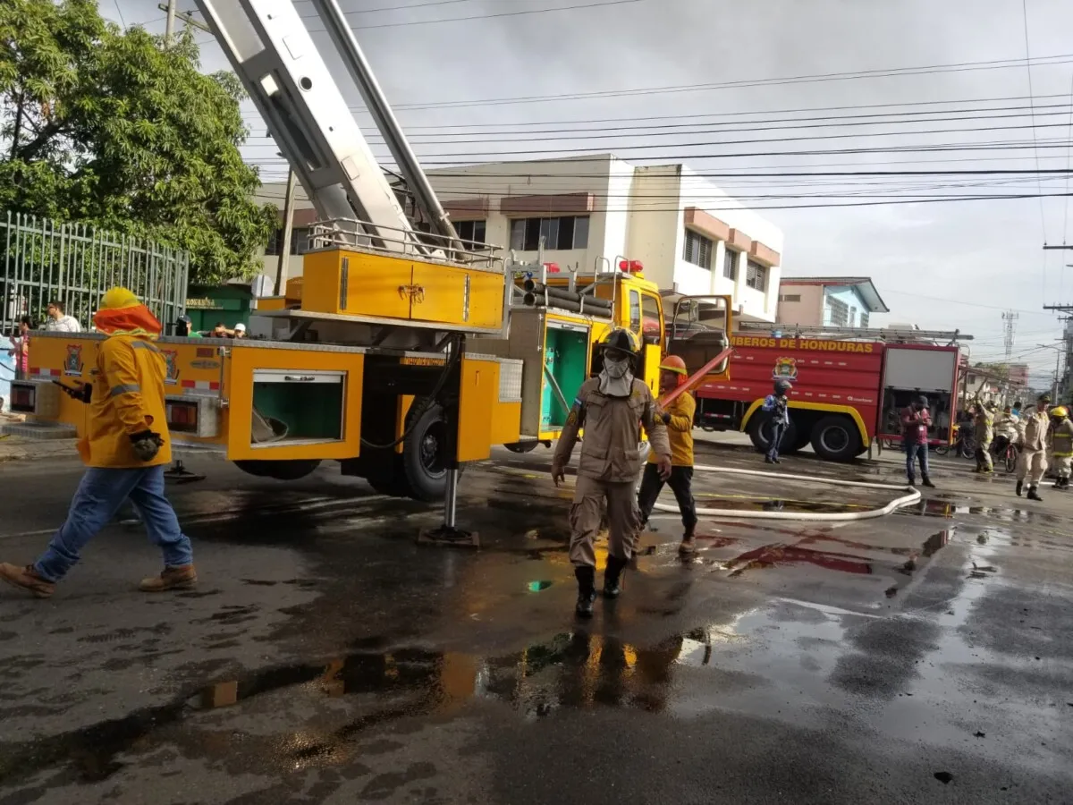 Pérdidas millonarias deja incendio en negocio de zapatos del barrio Lempira de San Pedro Sula 04