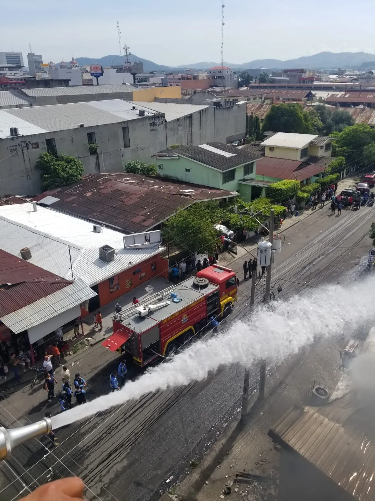 Pérdidas millonarias deja incendio en negocio de zapatos del barrio Lempira de San Pedro Sula 07