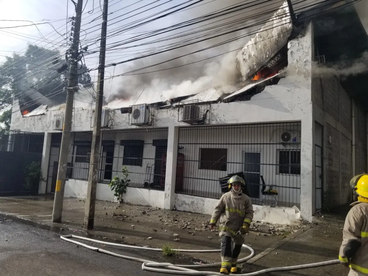 Pérdidas millonarias deja incendio en negocio de zapatos del barrio Lempira de San Pedro Sula 08