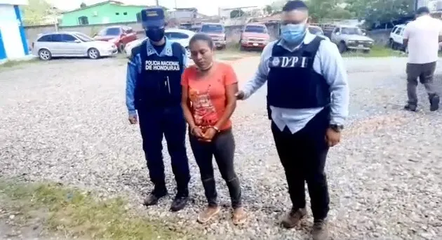 Policías de la UDEP #4 capturan a una fémina por maltrato