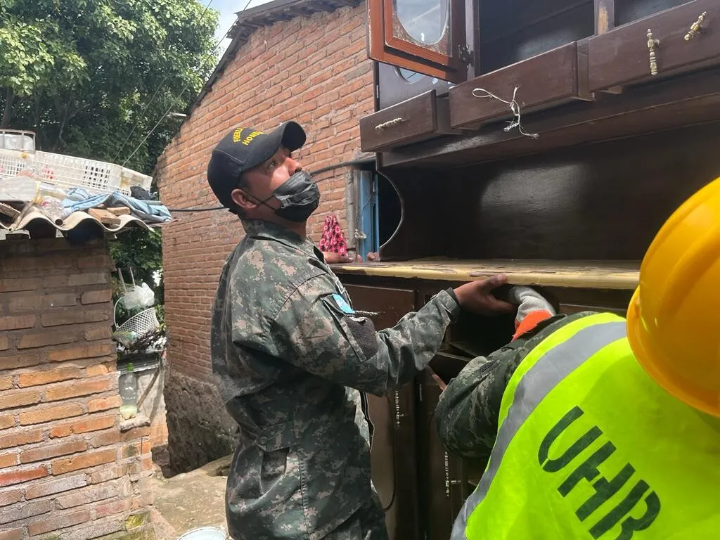 La FFAA realiza operaciones de evacuación de familias y remoción de escombros en zonas afectadas por las lluvias 03