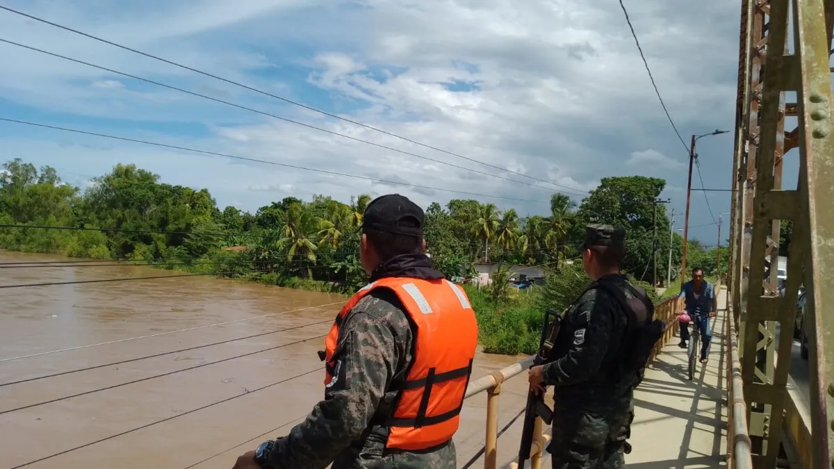 La FFAA realiza operaciones de evacuación de familias y remoción de escombros en zonas afectadas por las lluvias 04