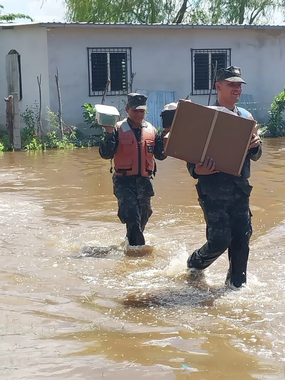 La FFAA realiza operaciones de evacuación de familias y remoción de escombros en zonas afectadas por las lluvias 05
