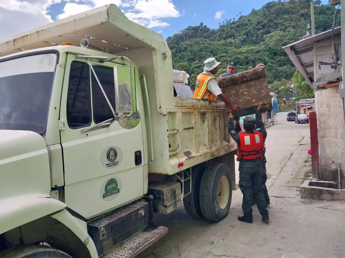 La FFAA realiza operaciones de evacuación de familias y remoción de escombros en zonas afectadas por las lluvias 06