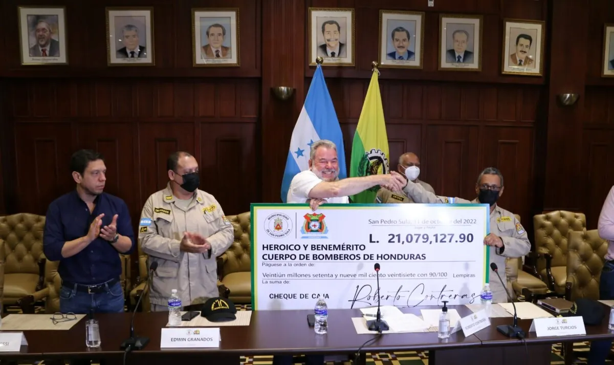 Alcalde Roberto Contreras entrega cheque por más de 21 millones de lempiras al Cuerpo de Bomberos de San Pedro Sula 01